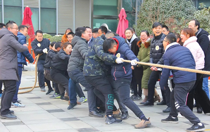 齐心协力 奋力拼搏——文投金融参加集团拔河比赛